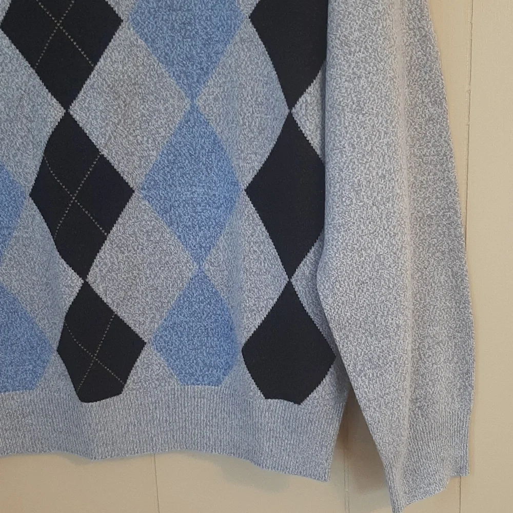 Dockers Men's Size L Light Gray and Blue Argyle Crewneck Sweater